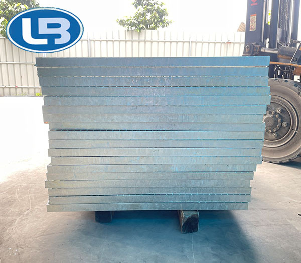 Hot-dip galvanized steel grating